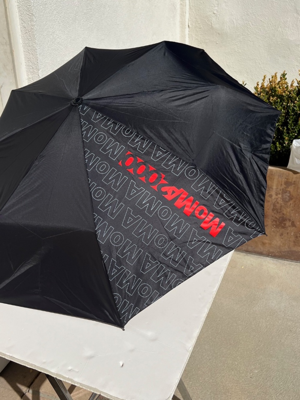 Vintage, NWT<  MOMA Auto-Open Umbrella
